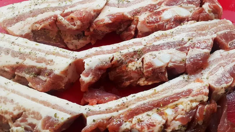 В Смоленской области пресечен нелегальный ввоз с территории Республики Беларусь около 1,4 тонны мясной продукции, мяса, субпродуктов и шпика неизвестного происхождения, качества и безопасности
